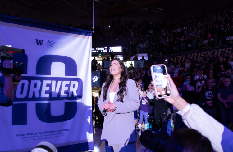 Sold-out crowd honors Kelsey Plum's career at Washington